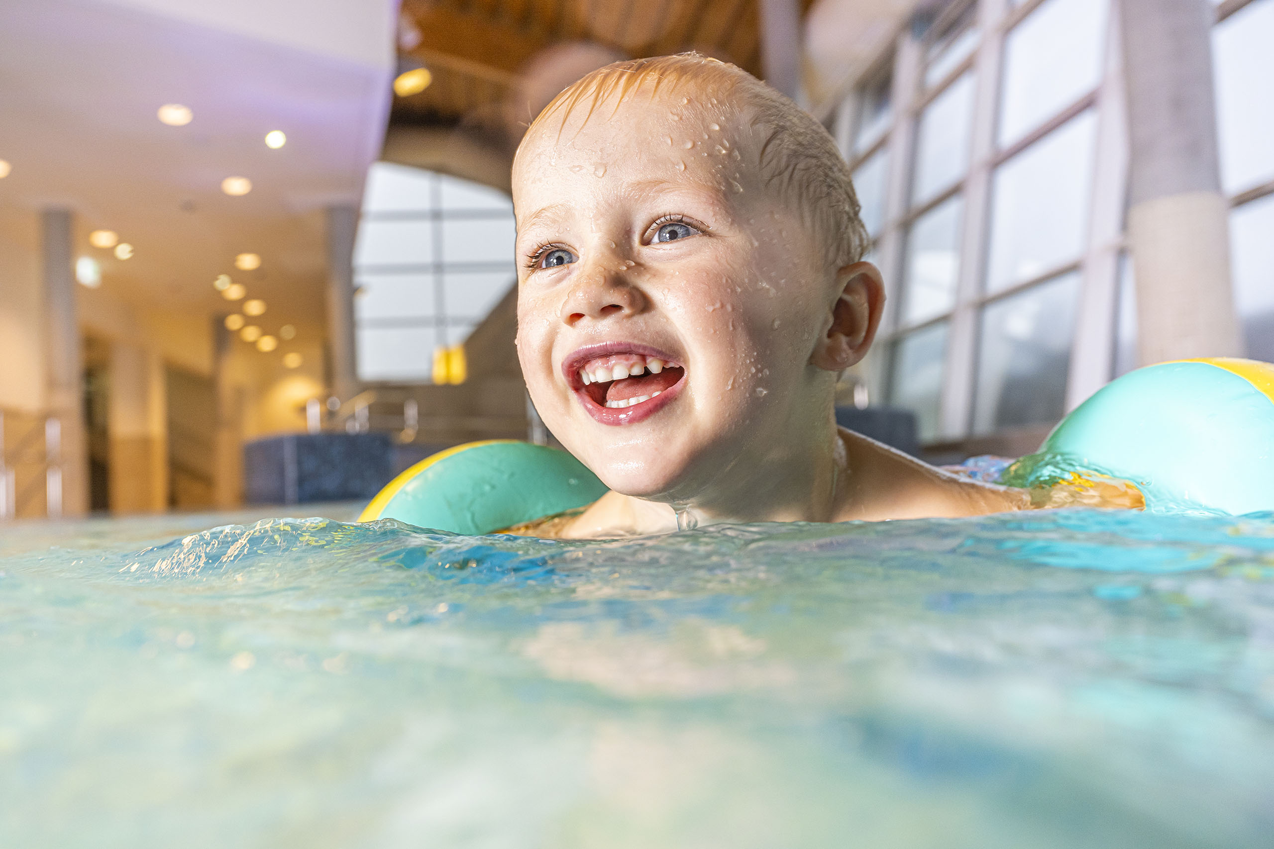 Blau rote Karte mit der Aufschrift Kurs Karte